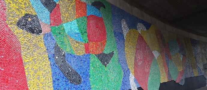 Mural ecológico fue construido con tres toneladas de tapas plásticas