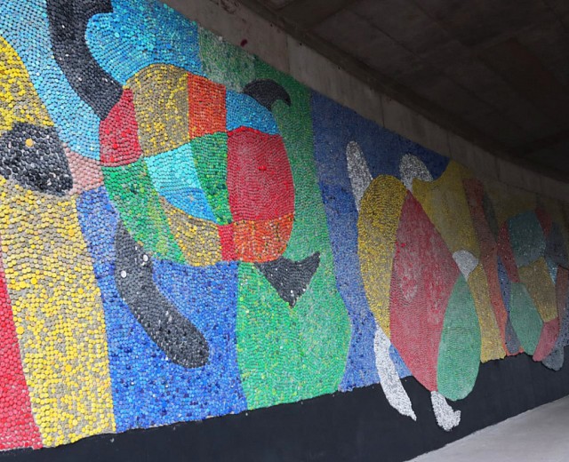 Mural ecológico fue construido con tres toneladas de tapas plásticas